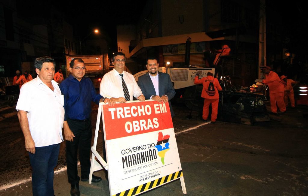O governador Flávio Dino visitou as ruas do Centro de São Luís que estão recebendo nova pavimentação, inclusas em mais uma fase do Programa ‘Mais Asfalto’; já em aproximadamente 150 municípios do estado, o projeto é realizado em parceria com as Prefeituras, ajudando-as a realizar o serviço que é de responsabilidade dos municípios; em São Luís, esta nova fase contará com investimentos de mais R$ 3,5 milhões (Foto: Leonardo Lucena) O governador Flávio Dino visitou as ruas do Centro de São Luís que estão recebendo nova pavimentação, inclusas em mais uma fase do Programa ‘Mais Asfalto’; já em aproximadamente 150 municípios do estado, o projeto é realizado em parceria com as Prefeituras, ajudando-as a realizar o serviço que é de responsabilidade dos municípios; em São Luís, esta nova fase contará com investimentos de mais R$ 3,5 milhões
