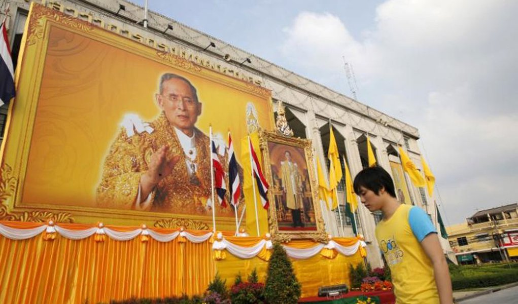 Rei da Tailândia, Bhumibol Adulyadej, morreu nesta quinta-feira (13) aos 88 anos no hospital Sriraj, em Bangkok; Adulyadej estava internado durante mais de um ano devido a problemas cardíacos, infecção pulmonar e hidrocefalia; na semana passada, o Sriraj começou a ser palco de orações públicas em massa (Foto: Paulo Emílio) Rei da Tailândia, Bhumibol Adulyadej, morreu nesta quinta-feira (13) aos 88 anos no hospital Sriraj, em Bangkok; Adulyadej estava internado durante mais de um ano devido a problemas cardíacos, infecção pulmonar e hidrocefalia; na semana passada, o Sriraj começou a ser palco de orações públicas em massa
