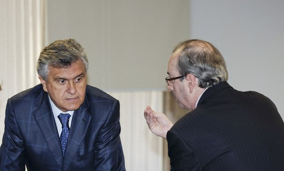Um aporte de R$ 600 milhões do FI-FGTS da Caixa Econômica para a usina eólica Rialma, pertencente ao primo Emival Caiado, coloca o senador goiano na mira da força-tarefa da investigação; documento apreendido no Rio de Janeiro indicaria o pagamento de propina a Cunha e ao ex-diretor da CEF e hoje delator Fábio Cleto por Emival; dois delatores confessaram à PGR que Cunha cobrava propina para liberar dinheiro do FI-FGTS para empresas e recebia os valores em contas na Suíça e em Israel (Foto: Realle Palazzo-Martini) Um aporte de R$ 600 milhões do FI-FGTS da Caixa Econômica para a usina eólica Rialma, pertencente ao primo Emival Caiado, coloca o senador goiano na mira da força-tarefa da investigação; documento apreendido no Rio de Janeiro indicaria o pagamento de propina a Cunha e ao ex-diretor da CEF e hoje delator Fábio Cleto por Emival; dois delatores confessaram à PGR que Cunha cobrava propina para liberar dinheiro do FI-FGTS para empresas e recebia os valores em contas na Suíça e em Israel