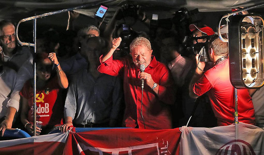 Ex-presidente Lula teria dito a aliados que, em caso de derrota de Dilma Rousseff no processo de impeachment, entrará em campanha permanente e não sairá mais das ruas; ele indicara ainda que não pretende dar trégua a um eventual governo de Michel Temer: "não estaremos nessa de união nacional. Não vamos colaborar"; ele teria orientado ainda seu núcleo mais próximo a, caso o governo seja derrotado, manter a base social do PT mobilizada contra o que chama de "governo ilegítimo" (Foto: Roberta Namour) Ex-presidente Lula teria dito a aliados que, em caso de derrota de Dilma Rousseff no processo de impeachment, entrará em campanha permanente e não sairá mais das ruas; ele indicara ainda que não pretende dar trégua a um eventual governo de Michel Temer: "não estaremos nessa de união nacional. Não vamos colaborar"; ele teria orientado ainda seu núcleo mais próximo a, caso o governo seja derrotado, manter a base social do PT mobilizada contra o que chama de "governo ilegítimo"