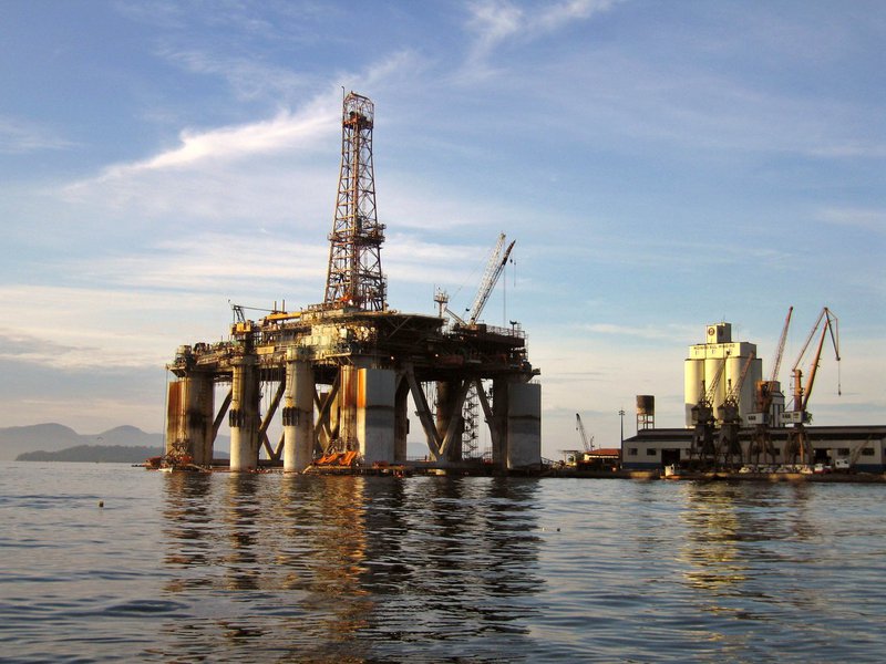 Estimativa do Grupo de Economia da Energia (GEE) da Universidade Federal do Rio de Janeiro é de que o País deixe de gerar este montante em renda até 2019; queda da cotação do petróleo e redução de investimentos por parte da Petrobras vão levar ainda a uma redução de 45% nos aportes da indústria e de 26% na criação de empregos nos próximos cinco anos, de acordo com os pesquisadores (Foto: Gisele Federicce) Estimativa do Grupo de Economia da Energia (GEE) da Universidade Federal do Rio de Janeiro é de que o País deixe de gerar este montante em renda até 2019; queda da cotação do petróleo e redução de investimentos por parte da Petrobras vão levar ainda a uma redução de 45% nos aportes da indústria e de 26% na criação de empregos nos próximos cinco anos, de acordo com os pesquisadores