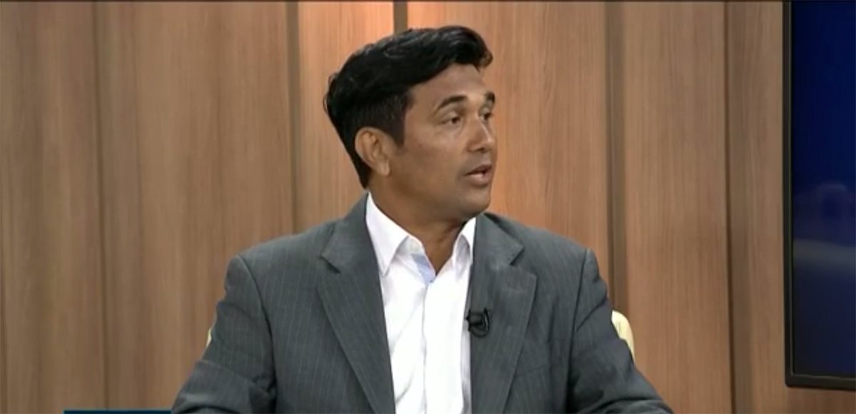 O candidato a prefeito de São Luís pelo PP, Wellington do Curso, negou ter débito com IPTU e criticou o seu adversário, o atual prefeito Edivaldo Holanda Júnior (PDT), ao dizer que o pedetista é um candidato "da máquina municipal"; "Não sou político. Estou político. Não deputado estadual. O cargo é temporário. Eu estou deputado estadual. Eu sou um candidato do povo", disse; sobre o débito, ele disse que "já foi pago"; apesar de o PP ser um dos principais partidos alvos da Operação Lava Jato, o parlamentar afirmou se sente "à vontade" no partido porque o próprio candidato é "diferente", com uma "história de superação" (Foto: Leonardo Lucena) O candidato a prefeito de São Luís pelo PP, Wellington do Curso, negou ter débito com IPTU e criticou o seu adversário, o atual prefeito Edivaldo Holanda Júnior (PDT), ao dizer que o pedetista é um candidato "da máquina municipal"; "Não sou político. Estou político. Não deputado estadual. O cargo é temporário. Eu estou deputado estadual. Eu sou um candidato do povo", disse; sobre o débito, ele disse que "já foi pago"; apesar de o PP ser um dos principais partidos alvos da Operação Lava Jato, o parlamentar afirmou se sente "à vontade" no partido porque o próprio candidato é "diferente", com uma "história de superação"