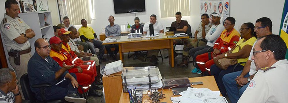 O 12º BPM (Batalhão da Policia Militar) de Camaçari designou 216 policiais militares para o Camaforró; eles atuarão em policiamento a pé e motorizado (carros e motos), e se revezarão nos três turnos, na quinta-feira (23) e na sexta (24), no Espaço Camaçari, onde acontece a festa todos os anos; de acordo com o comandante do 12º BPM de Camaçari, tenente-coronel Henrique Melo, o policiamento que é feito rotineiramente na cidade não sofrerá alteração (Foto: Romulo Faro) O 12º BPM (Batalhão da Policia Militar) de Camaçari designou 216 policiais militares para o Camaforró; eles atuarão em policiamento a pé e motorizado (carros e motos), e se revezarão nos três turnos, na quinta-feira (23) e na sexta (24), no Espaço Camaçari, onde acontece a festa todos os anos; de acordo com o comandante do 12º BPM de Camaçari, tenente-coronel Henrique Melo, o policiamento que é feito rotineiramente na cidade não sofrerá alteração