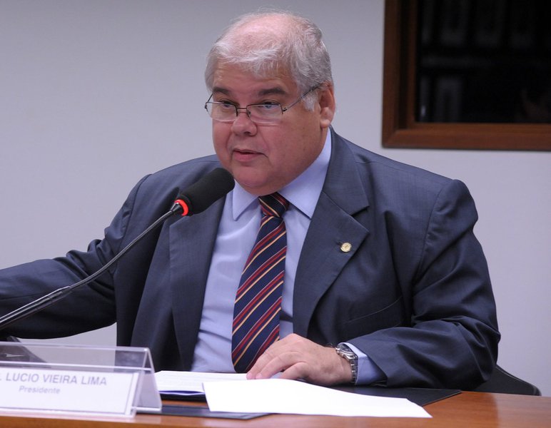 Novo presidente do PMDB em Salvador e vice-líder do partido na Câmara, o deputado Lúcio Vieira Lima disse nesta sexta-feira que todos os acordos propostos pela base governista visam "exclusivamente proteger" a presidente Dilma Rousseff de um possível processo de impeachment e que Brasília 'está fedendo'; "O clima lá (em Brasília) é péssimo, é de se andar tapando o nariz com o mau cheiro que 'tá' com acordos, tentando se fazer acordos. Perderam aquele cuidado de fazer acordos em escritórios, estão fazendo agora em feira livre, na frente de todos", disse Lúcio (Foto: Romulo Faro) Novo presidente do PMDB em Salvador e vice-líder do partido na Câmara, o deputado Lúcio Vieira Lima disse nesta sexta-feira que todos os acordos propostos pela base governista visam "exclusivamente proteger" a presidente Dilma Rousseff de um possível processo de impeachment e que Brasília 'está fedendo'; "O clima lá (em Brasília) é péssimo, é de se andar tapando o nariz com o mau cheiro que 'tá' com acordos, tentando se fazer acordos. Perderam aquele cuidado de fazer acordos em escritórios, estão fazendo agora em feira livre, na frente de todos", disse Lúcio
