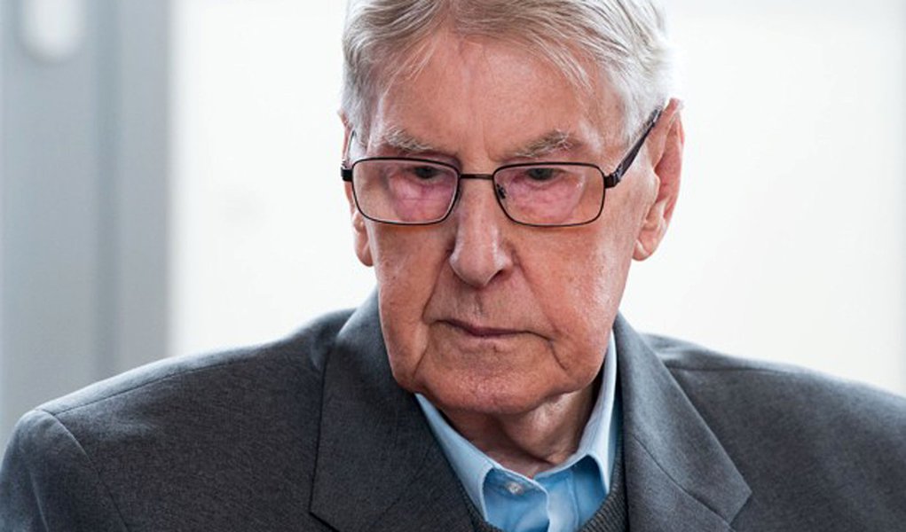 AJustiça alemã condenou nesta sexta-feria, 17, o ex-guarda do campo de concentração nazista de Auschwitz, Reinhold Hanning, de 94 anos, a cinco anos de prisão por "colaboração" na morte de 170 mil judeus; "O acusado foi condenado a cinco anos de prisão por sua colaboração na morte de 170 mil pessoas", anunciou o tribunal de Detmold; "Ele sabia que em Auschwitz pessoas inocentes eram assassinadas diariamente nas câmaras de gás", afirmou o tribunal (Foto: Aquiles Lins) AJustiça alemã condenou nesta sexta-feria, 17, o ex-guarda do campo de concentração nazista de Auschwitz, Reinhold Hanning, de 94 anos, a cinco anos de prisão por "colaboração" na morte de 170 mil judeus; "O acusado foi condenado a cinco anos de prisão por sua colaboração na morte de 170 mil pessoas", anunciou o tribunal de Detmold; "Ele sabia que em Auschwitz pessoas inocentes eram assassinadas diariamente nas câmaras de gás", afirmou o tribunal