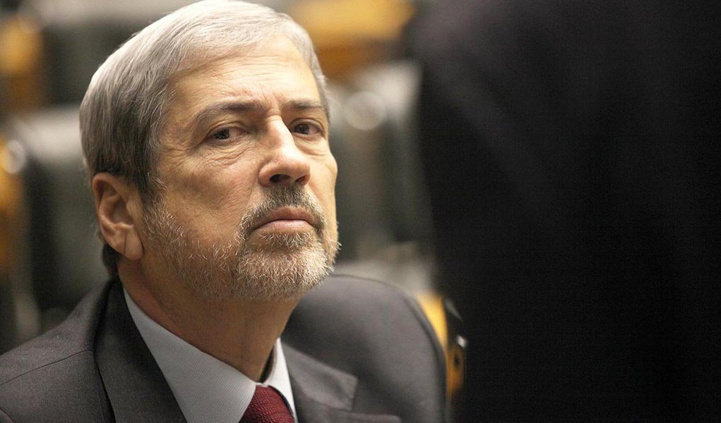 Nome do deputado baiano, líder do PSDB na Câmara, surgiu em um documento chamado "Livro de Códigos", apreendido pela Operação Lava Jato, e que estaria relacionado ao recebimento de propina na construção da barragem de Pedra do Cavalo, na Bahia; Imbassahy diz que a acusação é um despropósito e “tem o objetivo de confundir a opinião pública ao incluir nomes da oposição, que estão à frente do processo de impeachment da presidente Dilma, nas investigações sobre o Petrolão” (Foto: Realle Palazzo-Martini) Nome do deputado baiano, líder do PSDB na Câmara, surgiu em um documento chamado "Livro de Códigos", apreendido pela Operação Lava Jato, e que estaria relacionado ao recebimento de propina na construção da barragem de Pedra do Cavalo, na Bahia; Imbassahy diz que a acusação é um despropósito e “tem o objetivo de confundir a opinião pública ao incluir nomes da oposição, que estão à frente do processo de impeachment da presidente Dilma, nas investigações sobre o Petrolão”