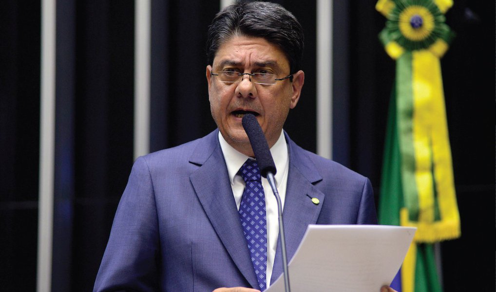 Ao comentar situação do vice-presidente Michel Temer (PMDB), o deputado federal Wadih Damous (PT-RJ) afirma que "do ponto de vista político, a atitude mais correta de alguém pautado pela ética, nesse caso, é renunciar ao cargo, já que ele integra um governo do qual discorda"; "Ele deveria ir embora, mas não é isso que está fazendo", diz (Foto: Valter Lima) Ao comentar situação do vice-presidente Michel Temer (PMDB), o deputado federal Wadih Damous (PT-RJ) afirma que "do ponto de vista político, a atitude mais correta de alguém pautado pela ética, nesse caso, é renunciar ao cargo, já que ele integra um governo do qual discorda"; "Ele deveria ir embora, mas não é isso que está fazendo", diz