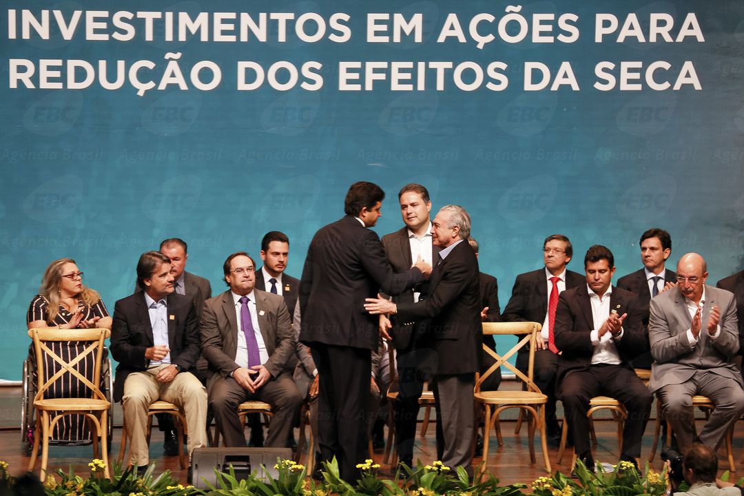 Em sua primeira viagem a Alagoas, Michel Temer afirmou que sonha ser "o maior presidente nordestino que passou pelo Brasil"; "Vocês já ouviram aqui um grande relato de tudo que o governo federal está fazendo no Nordeste. Naturalmente tudo isso passa pela minha mesa. É que eu tenho um objetivo e um sonho: que ao final do meu mandato, embora sendo eu de São Paulo, vocês possam dizer 'esse foi o maior presidente nordestino que passou pelo Brasil'"; apesar da declaração de "amor ao Nordeste", homens do Exército isolaram o Centro de Convenções para impedir que manifestantes protestassem contra o governo do peemedebista (Foto: Paulo Emílio) Em sua primeira viagem a Alagoas, Michel Temer afirmou que sonha ser "o maior presidente nordestino que passou pelo Brasil"; "Vocês já ouviram aqui um grande relato de tudo que o governo federal está fazendo no Nordeste. Naturalmente tudo isso passa pela minha mesa. É que eu tenho um objetivo e um sonho: que ao final do meu mandato, embora sendo eu de São Paulo, vocês possam dizer 'esse foi o maior presidente nordestino que passou pelo Brasil'"; apesar da declaração de "amor ao Nordeste", homens do Exército isolaram o Centro de Convenções para impedir que manifestantes protestassem contra o governo do peemedebista