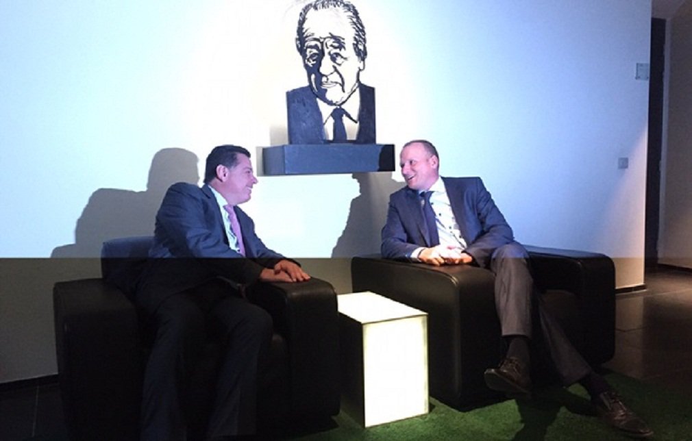 Em missão comercial na Holanda, governador convidou formalmente, na manhã desta terça-feira, o CEO mundial da Cervejaria Heineken, Jean-François van Boxmeer, para instalar uma fábrica em Goiás; reunião ocorreu a portas fechadas na sede da Heineken, em Amsterdam, e durou cerca de duas horas; empresa iniciou estudos para a implantação de uma fábrica de alta tecnologia em Goiás desde outubro de 2014, com o governador Marconi Perillo sempre à frente das negociações (Foto: José Barbacena) Em missão comercial na Holanda, governador convidou formalmente, na manhã desta terça-feira, o CEO mundial da Cervejaria Heineken, Jean-François van Boxmeer, para instalar uma fábrica em Goiás; reunião ocorreu a portas fechadas na sede da Heineken, em Amsterdam, e durou cerca de duas horas; empresa iniciou estudos para a implantação de uma fábrica de alta tecnologia em Goiás desde outubro de 2014, com o governador Marconi Perillo sempre à frente das negociações