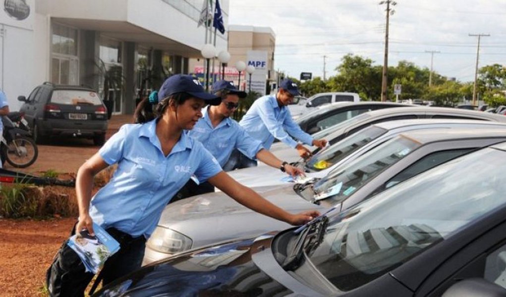 A Blue, empresa concessionária do estacionamento rotativo de Palmas, anunciou nessa quinta-feira, 10, a suspensão da atuação de seus agentes no estacionamento rotativo; conforme a empresa, não houve uma fiscalização efetiva do uso das vagas, por parte da Prefeitura de Palmas; "Sem a devida fiscalização, a maioria dos usuários insiste no uso das vagas sem o correspondente pagamento, haja vista que não existe nenhum tipo de sanção pelo uso irregular das vagas, causando incalculáveis prejuízos à Blue", defendeu a empresa em nota (Foto: Aquiles Lins) A Blue, empresa concessionária do estacionamento rotativo de Palmas, anunciou nessa quinta-feira, 10, a suspensão da atuação de seus agentes no estacionamento rotativo; conforme a empresa, não houve uma fiscalização efetiva do uso das vagas, por parte da Prefeitura de Palmas; "Sem a devida fiscalização, a maioria dos usuários insiste no uso das vagas sem o correspondente pagamento, haja vista que não existe nenhum tipo de sanção pelo uso irregular das vagas, causando incalculáveis prejuízos à Blue", defendeu a empresa em nota