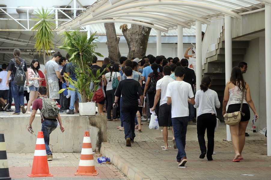 A segunda aplicação do Exame Nacional do Ensino Médio 2016 vai acontecer em 31 cidades baianas para 37.927 inscritos neste final de semana; dados do Instituto Nacional de Estudos e Pesquisas Educacionais Anísio Teixeira revelam a Bahia é o terceiro estado com mais locais de prova, com 63, atrás apenas de Minas Gerais (83) e Paraná (80); a segunda aplicação do Enem acontece em razão das ocupações em escolas e universidades que impediram a realização das provas nos dias 5 e 6 de novembro de 2016 (Foto: Romulo Faro) A segunda aplicação do Exame Nacional do Ensino Médio 2016 vai acontecer em 31 cidades baianas para 37.927 inscritos neste final de semana; dados do Instituto Nacional de Estudos e Pesquisas Educacionais Anísio Teixeira revelam a Bahia é o terceiro estado com mais locais de prova, com 63, atrás apenas de Minas Gerais (83) e Paraná (80); a segunda aplicação do Enem acontece em razão das ocupações em escolas e universidades que impediram a realização das provas nos dias 5 e 6 de novembro de 2016