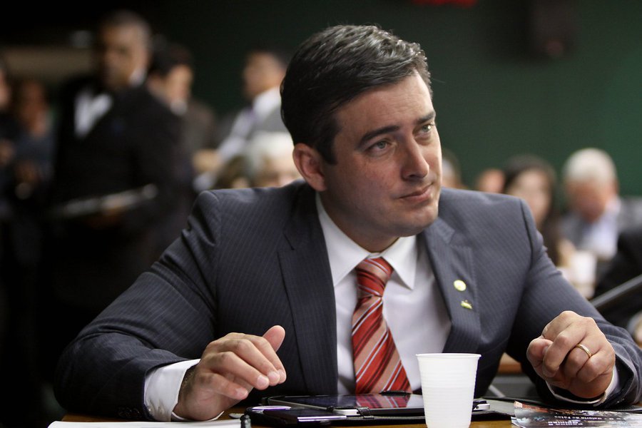 Com prazo cada vez mais apertado e recursos escassos, parlamentares querem garantir pelo menos R$ 4 bilhões a mais para a saúde no orçamento do próximo ano; hoje o setor tem previsão de R$ 100 bilhões para 2016, mas o relator setorial, deputado João Arruda (PMDB-PR), alerta que, com esse quantitativo, os atendimentos de média e alta complexidade, como internações ambulatorial e hospitalar no SUS e o programa Farmácia Popular, deverão parar no segundo semestre; "O orçamento está diminuindo. Se considerarmos a inflação, será menor que no ano passado. Se a previsão fechar em R$ 100 bilhões, teremos uma perda de R$ 7 bilhões", adianta Arruda (Foto: Romulo Faro) Com prazo cada vez mais apertado e recursos escassos, parlamentares querem garantir pelo menos R$ 4 bilhões a mais para a saúde no orçamento do próximo ano; hoje o setor tem previsão de R$ 100 bilhões para 2016, mas o relator setorial, deputado João Arruda (PMDB-PR), alerta que, com esse quantitativo, os atendimentos de média e alta complexidade, como internações ambulatorial e hospitalar no SUS e o programa Farmácia Popular, deverão parar no segundo semestre; "O orçamento está diminuindo. Se considerarmos a inflação, será menor que no ano passado. Se a previsão fechar em R$ 100 bilhões, teremos uma perda de R$ 7 bilhões", adianta Arruda
