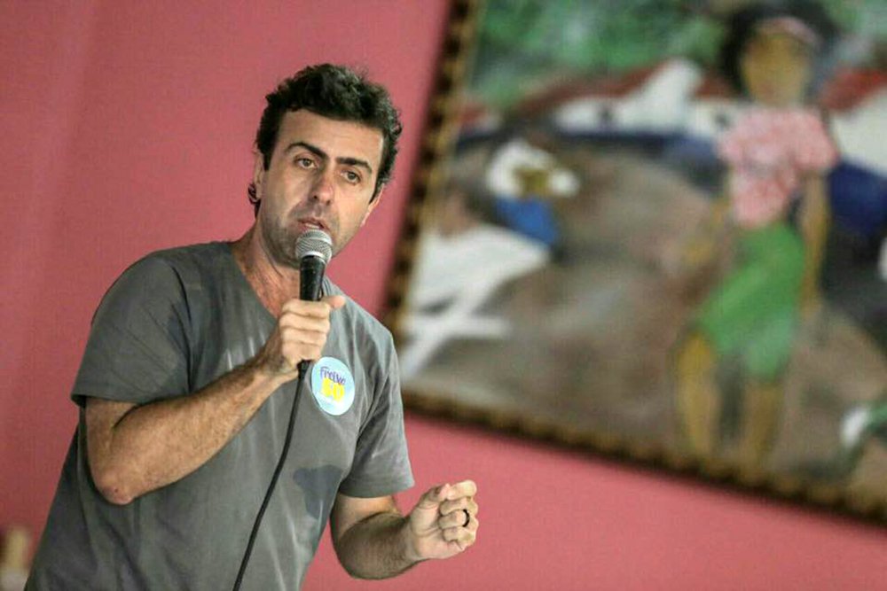 O candidato a prefeito do Rio Marcelo Freixo (PSOL) afirmou que, se for eleito, vai rever isenção de impostos aos empresários de ônibus no município; de acordo com o postulante, o executivo deu benefício de ISS (Imposto sobre Serviço) aos empresários de ônibus, que pagaram apenas 0,01%, deixando de arrecadar R$ 320 milhões; "Vou rever. Isso é caixa para a prefeitura", afirmou (Foto: Leonardo Lucena) O candidato a prefeito do Rio Marcelo Freixo (PSOL) afirmou que, se for eleito, vai rever isenção de impostos aos empresários de ônibus no município; de acordo com o postulante, o executivo deu benefício de ISS (Imposto sobre Serviço) aos empresários de ônibus, que pagaram apenas 0,01%, deixando de arrecadar R$ 320 milhões; "Vou rever. Isso é caixa para a prefeitura", afirmou