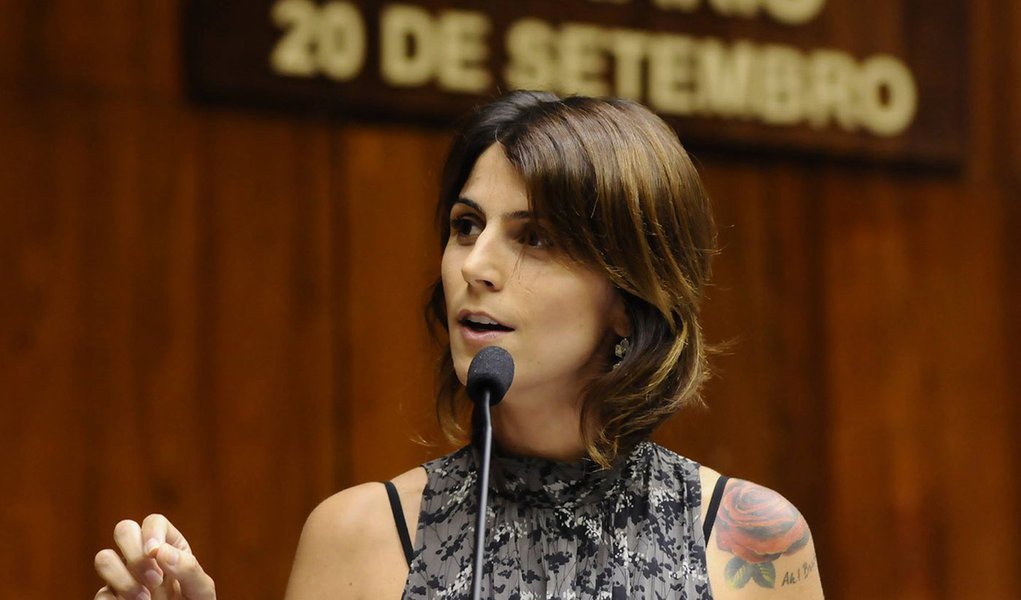 A deputada estadual Manuela D'Ávila (PCdoB) se defendeu, novamente, das acusações de que teria recebido doação da Odebrecht, investigada na Operação Lava Jato; "Todas as doações que recebi foram lícitas, todas as prestações de contas foram aprovadas. Entretanto, não recebi doação de nenhuma empresa do grupo Odebrecht para a candidatura de 2012", afirmou, pelo Facebook; ela anunciou que vai à Justiça para ter acesso ao material divulgado na imprensa; "Sei que todos sabem que eu jamais me envolveria em nenhum escândalo político" (Foto: Leonardo Lucena) A deputada estadual Manuela D'Ávila (PCdoB) se defendeu, novamente, das acusações de que teria recebido doação da Odebrecht, investigada na Operação Lava Jato; "Todas as doações que recebi foram lícitas, todas as prestações de contas foram aprovadas. Entretanto, não recebi doação de nenhuma empresa do grupo Odebrecht para a candidatura de 2012", afirmou, pelo Facebook; ela anunciou que vai à Justiça para ter acesso ao material divulgado na imprensa; "Sei que todos sabem que eu jamais me envolveria em nenhum escândalo político"