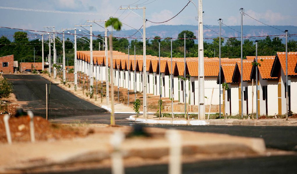 Diário Oficial da União traz publicada medida provisória, convertida em lei, que mudou as regras do Programa Minha Casa, Minha Vida para garantir o pagamento quando o beneficiário não quitar as prestações do imóvel; bancos passam a ter garantia do Fundo de Arrendamento Residencial (FAR) nos contratos de financiamento do programa Minha Casa, Minha Vida, com prestações parcialmente custeadas com recursos do Fundo de Garantia do Tempo de Serviço (FGTS) (Foto: Paulo Emílio) Diário Oficial da União traz publicada medida provisória, convertida em lei, que mudou as regras do Programa Minha Casa, Minha Vida para garantir o pagamento quando o beneficiário não quitar as prestações do imóvel; bancos passam a ter garantia do Fundo de Arrendamento Residencial (FAR) nos contratos de financiamento do programa Minha Casa, Minha Vida, com prestações parcialmente custeadas com recursos do Fundo de Garantia do Tempo de Serviço (FGTS)