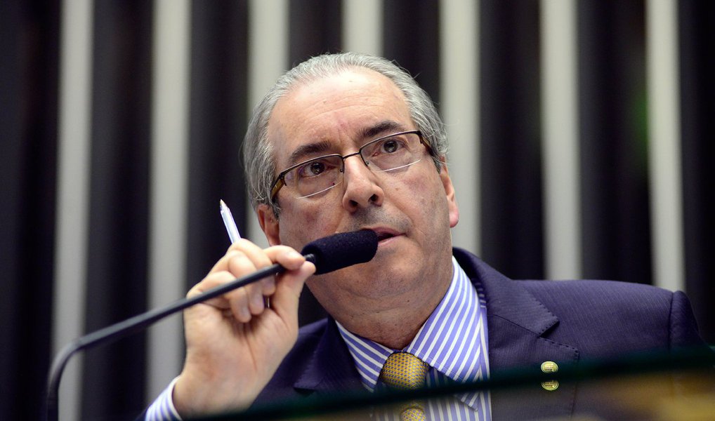 Em entrevista a jornalistas na Câmara, o presidente da Casa, Eduardo Cunha, disse que ainda não leu o pedido entregue a ele hoje pela oposição e que levará o "tempo necessário" para analisar a peça assinada pelos juristas Miguel Reale Jr e Hélio Bicudo (Foto: Gisele Federicce) Em entrevista a jornalistas na Câmara, o presidente da Casa, Eduardo Cunha, disse que ainda não leu o pedido entregue a ele hoje pela oposição e que levará o "tempo necessário" para analisar a peça assinada pelos juristas Miguel Reale Jr e Hélio Bicudo