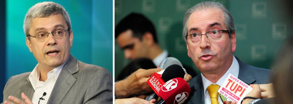 Jornalista Mário Magalhães, do UOL, alertou que o processo de impeachment contra Dilma Rousseff pode atingir também o vice-presidente Michel Temer que, assim como Dilma, assinou decretos de suplementação orçamentária, as chamadas "pedaladas fiscais";"Logo, obedecendo à hierarquia constitucional, o presidente da Câmara dos Deputados assumiria o Planalto. Sim, o Eduardo Cunha", afirma Magalhães; "Se ele, simulacro de ditador, já faz o que faz na presidência da Câmara, imagina na Presidência da República" (Foto: Aquiles Lins) Jornalista Mário Magalhães, do UOL, alertou que o processo de impeachment contra Dilma Rousseff pode atingir também o vice-presidente Michel Temer que, assim como Dilma, assinou decretos de suplementação orçamentária, as chamadas "pedaladas fiscais";"Logo, obedecendo à hierarquia constitucional, o presidente da Câmara dos Deputados assumiria o Planalto. Sim, o Eduardo Cunha", afirma Magalhães; "Se ele, simulacro de ditador, já faz o que faz na presidência da Câmara, imagina na Presidência da República"