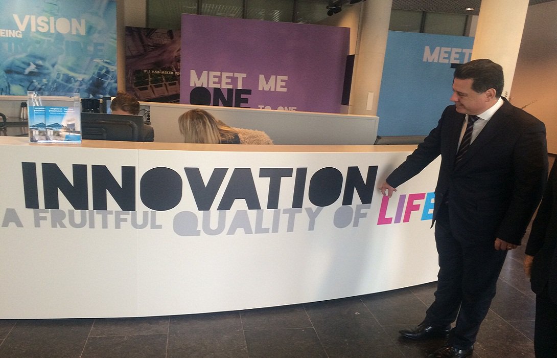 Ao visitar nesta segunda-feira o Campus High Tech de Eindhoven, na Holanda, o governador Marconi Perillo observou que o governo de Goiás está no caminho certo com o lançamento do programa Inova Goiás; Campus High Tech é um centro de excelência tecnológica com 10 mil pesquisadores que atendem hoje as demandas de 150 mil empresas holandesas e que funciona com a mesma lógica do projeto recém lançado em Goiás; Marconi determinou ao Gabinete de Assuntos Internacionais a formalização de termos de cooperação entre as instituições estaduais e o Campus High Tech (Foto: José Barbacena) Ao visitar nesta segunda-feira o Campus High Tech de Eindhoven, na Holanda, o governador Marconi Perillo observou que o governo de Goiás está no caminho certo com o lançamento do programa Inova Goiás; Campus High Tech é um centro de excelência tecnológica com 10 mil pesquisadores que atendem hoje as demandas de 150 mil empresas holandesas e que funciona com a mesma lógica do projeto recém lançado em Goiás; Marconi determinou ao Gabinete de Assuntos Internacionais a formalização de termos de cooperação entre as instituições estaduais e o Campus High Tech