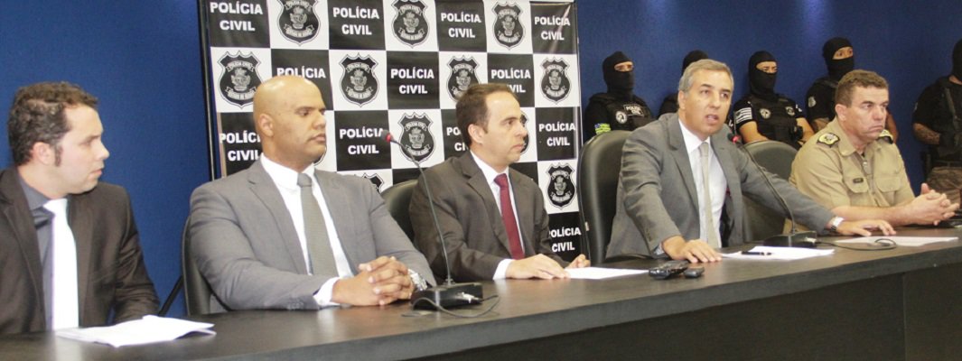 Vice-governador está à frente da Secretaria de Segurança Pública e também lidera a força-tarefa contra o crime que une estados do Consórcio do Brasil Central; nesta semana, polícia prendeu quadrilha que explodia caixas eletrônicos na Região Metropolitana da Capital; Eliton defende penas mais duras e mais rigor da Justiça contra os criminosos; no período de 1º de janeiro a 27 de abril deste ano, as forças policiais goianas apreenderam 17,85 toneladas de drogas e desarticularam organizações criminosas responsáveis por grande parte do abastecimento das bocas de fumo e Goiânia (Foto: José Barbacena) Vice-governador está à frente da Secretaria de Segurança Pública e também lidera a força-tarefa contra o crime que une estados do Consórcio do Brasil Central; nesta semana, polícia prendeu quadrilha que explodia caixas eletrônicos na Região Metropolitana da Capital; Eliton defende penas mais duras e mais rigor da Justiça contra os criminosos; no período de 1º de janeiro a 27 de abril deste ano, as forças policiais goianas apreenderam 17,85 toneladas de drogas e desarticularam organizações criminosas responsáveis por grande parte do abastecimento das bocas de fumo e Goiânia