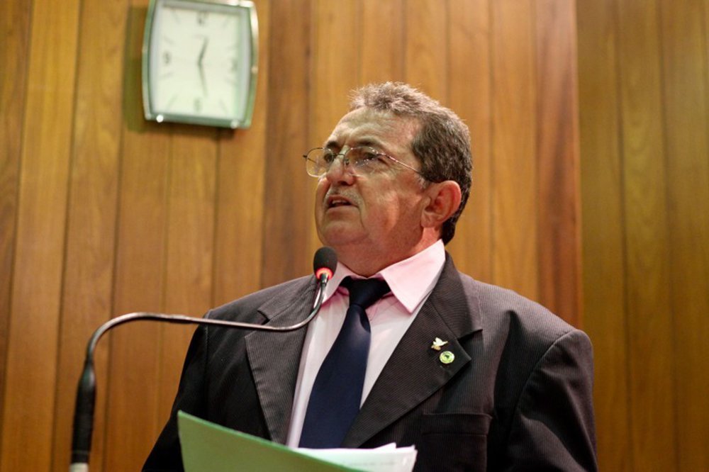 O clima de insegurança e o aumento da violência no interior do Piauí por conta do acirramento dos ânimo na reta final da campanha eleitoral, tem preocupado os deputados estaduais na Assembleia Legislativa. Os parlamentares têm se revezado na tribuna para cobrar do Governo do Estado o reforço policial nos municípios; deputado Rubem Martins (PSB) pediu ao governador Wellington Dias, ao secretário de Segurança Fábio Abreu (PTB), e ao comandante-geral da PM, coronel Carlos Augusto, o reforço policial nos municípios de Santa Cruz do Piauí, Wall Ferraz e Paquetá, no Sul do estado (Foto: Leonardo Lucena) O clima de insegurança e o aumento da violência no interior do Piauí por conta do acirramento dos ânimo na reta final da campanha eleitoral, tem preocupado os deputados estaduais na Assembleia Legislativa. Os parlamentares têm se revezado na tribuna para cobrar do Governo do Estado o reforço policial nos municípios; deputado Rubem Martins (PSB) pediu ao governador Wellington Dias, ao secretário de Segurança Fábio Abreu (PTB), e ao comandante-geral da PM, coronel Carlos Augusto, o reforço policial nos municípios de Santa Cruz do Piauí, Wall Ferraz e Paquetá, no Sul do estado