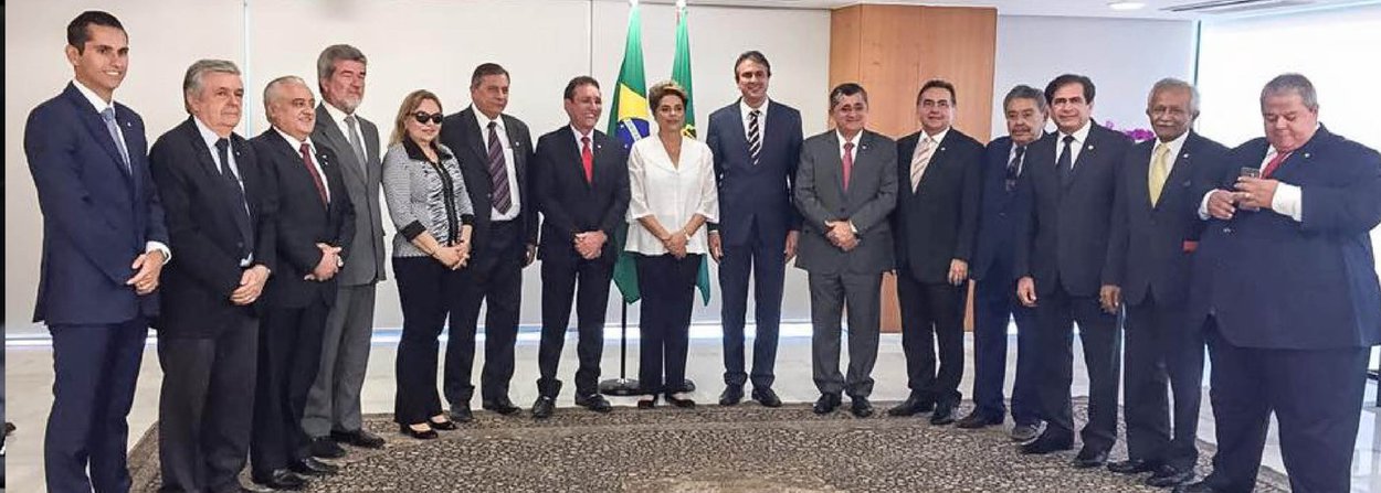 Deputados federais do Estado, entre eles o líder do governo na Câmara, José Guimarães (PT), se encontraram nesta sexta-feira 15 com a presidente Dilma Rousseff no Palácio do Planalto, junto com o governador Camilo Santana (PT); pelo Facebook, Santana publicou a foto do encontro e postou: "Bancada cearense unida e forte em favor da democracia"; dos 22 deputados, apenas oito devem votar a favor do golpe no próximo domingo 17; governistas avaliam que as bancadas da Bahia e do Ceará serão as mais fiéis ao Planalto contra o impeachment (Foto: Rodrigo Rocha) Deputados federais do Estado, entre eles o líder do governo na Câmara, José Guimarães (PT), se encontraram nesta sexta-feira 15 com a presidente Dilma Rousseff no Palácio do Planalto, junto com o governador Camilo Santana (PT); pelo Facebook, Santana publicou a foto do encontro e postou: "Bancada cearense unida e forte em favor da democracia"; dos 22 deputados, apenas oito devem votar a favor do golpe no próximo domingo 17; governistas avaliam que as bancadas da Bahia e do Ceará serão as mais fiéis ao Planalto contra o impeachment