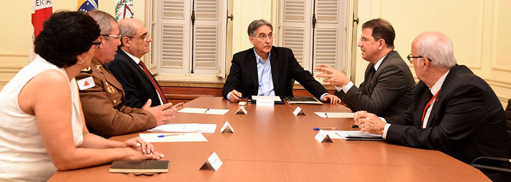 O governador Fernando Pimentel se reuniu no Palácio da Liberdade, em Belo Horizonte, com os secretários de Segurança Pública Sérgio Menezes, de Administração Prisional Francisco Kupidlowski, da Casa Civil e Relações Institucionais, Marco Antônio Rezende, e o chefe do Estado Maior da Polícia Militar (PM-MG) André Agostinho Leão de Oliveira, para discutir a situação do sistema prisional do Estado; “Não há nenhum indicativo de problema aqui no nosso conjunto penitenciário, mas não custa prevenir, porque é uma situação muito tensa hoje em outros pontos do país e a nossa preocupação é que isso não se alastre ou contamine o sistema dos presídios aqui de Minas Gerais”, disse Pimentel (Foto: Leonardo Lucena) O governador Fernando Pimentel se reuniu no Palácio da Liberdade, em Belo Horizonte, com os secretários de Segurança Pública Sérgio Menezes, de Administração Prisional Francisco Kupidlowski, da Casa Civil e Relações Institucionais, Marco Antônio Rezende, e o chefe do Estado Maior da Polícia Militar (PM-MG) André Agostinho Leão de Oliveira, para discutir a situação do sistema prisional do Estado; “Não há nenhum indicativo de problema aqui no nosso conjunto penitenciário, mas não custa prevenir, porque é uma situação muito tensa hoje em outros pontos do país e a nossa preocupação é que isso não se alastre ou contamine o sistema dos presídios aqui de Minas Gerais”, disse Pimentel