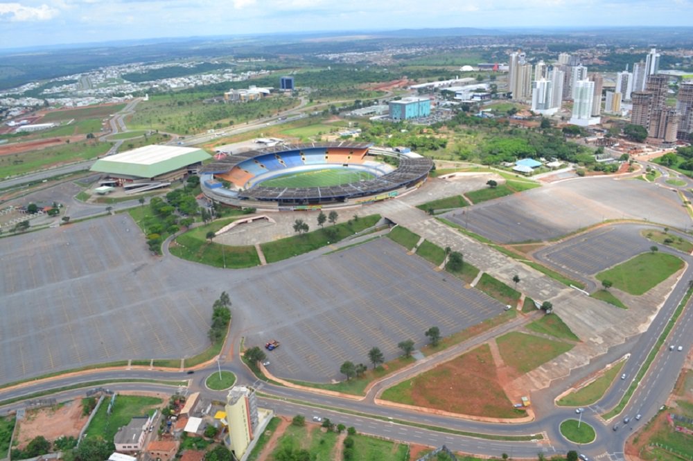 Valor cobrado em dias de jogos será de R$ 5 e durante a realização de eventos o preço único será de R$ 15; empresa vencedora da licitação de concessão do estacionamento, Expark Soluções em Trânsito Ltda, vai repassar R$ 77 mil ao Estado mensalmente durante o período de duração do contrato, que é de 5 anos; cobrança começa em dezembro, já que várias mudanças devem ser realizadas no espaço, como a instalação de cancelas; Agetop afirma que tabela de valores foi definida a partir da média dos preços cobrados em estacionamentos regulamentados em Goiânia (Foto: Realle Palazzo-Martini) Valor cobrado em dias de jogos será de R$ 5 e durante a realização de eventos o preço único será de R$ 15; empresa vencedora da licitação de concessão do estacionamento, Expark Soluções em Trânsito Ltda, vai repassar R$ 77 mil ao Estado mensalmente durante o período de duração do contrato, que é de 5 anos; cobrança começa em dezembro, já que várias mudanças devem ser realizadas no espaço, como a instalação de cancelas; Agetop afirma que tabela de valores foi definida a partir da média dos preços cobrados em estacionamentos regulamentados em Goiânia