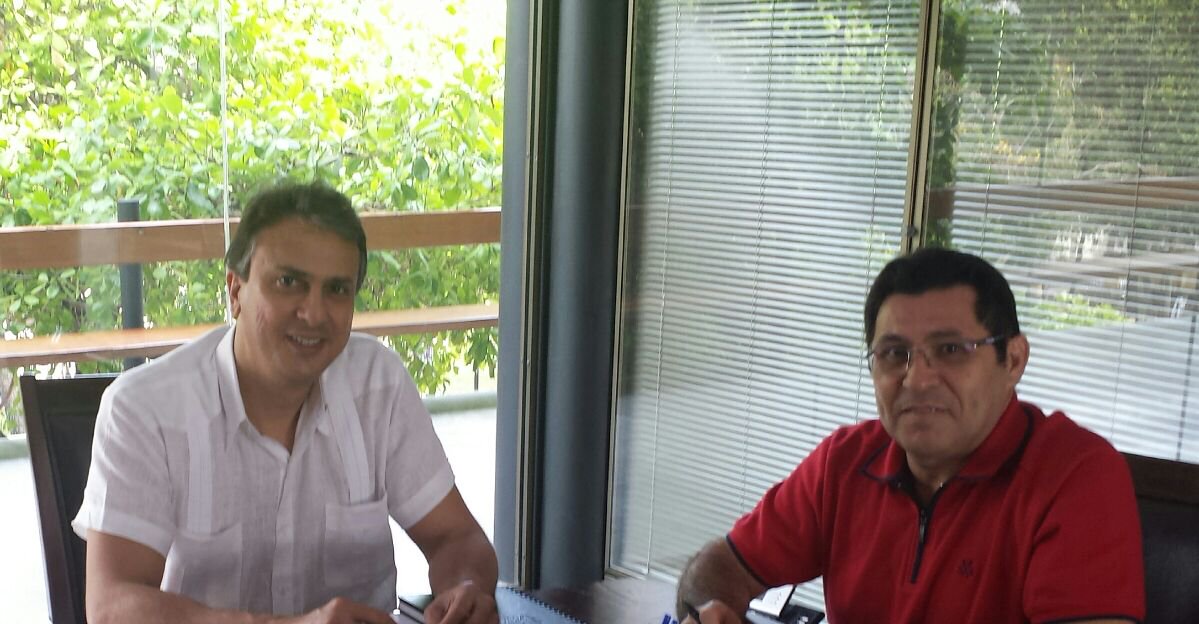 Entrevista divulgada pelo jornal O Povo com o governador Camilo Santana, em que ele declara que o PT errou ao indicar o candidatura de Luizianne Lins à Prefeitura de Fortaleza e sinaliza o apoio à reeleição do prefeito Roberto Cláudio (PDT), acirrou as disputas internas no partido. Na redes sociais, aliados da pré-candidata do PT desqualificam a postura do governador. Mas, para o presidente estadual do partido, Fco. de Assis Diniz, "a posição do governador Camilo Santana é do conhecimento de todos os que integram o PT e não deveria mais causar celeuma" (Foto: Fatima 247) Entrevista divulgada pelo jornal O Povo com o governador Camilo Santana, em que ele declara que o PT errou ao indicar o candidatura de Luizianne Lins à Prefeitura de Fortaleza e sinaliza o apoio à reeleição do prefeito Roberto Cláudio (PDT), acirrou as disputas internas no partido. Na redes sociais, aliados da pré-candidata do PT desqualificam a postura do governador. Mas, para o presidente estadual do partido, Fco. de Assis Diniz, "a posição do governador Camilo Santana é do conhecimento de todos os que integram o PT e não deveria mais causar celeuma"