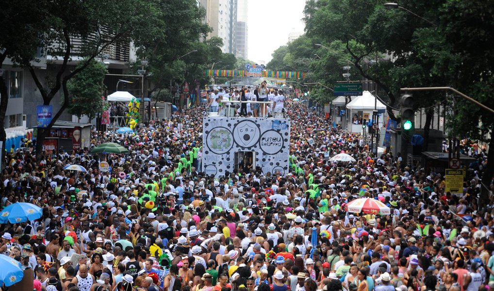 A prefeitura Rio anunciou no Diário Oficial do município a lista dos blocos de carnaval de rua de 2016; as atrações vão garantir alegria dos foliões durante mais de um mês; serão 505 blocos, quase 50 a mais que no ano passado; a prefeitura redistribuiu alguns blocos para desconcentrar a movimentação de foliões em alguns bairros; o primeiro bloco a desfilar esse ano será o da Liga dos Blocos da Zona Portuária, no dia 16 de janeiro (Foto: Leonardo Lucena) A prefeitura Rio anunciou no Diário Oficial do município a lista dos blocos de carnaval de rua de 2016; as atrações vão garantir alegria dos foliões durante mais de um mês; serão 505 blocos, quase 50 a mais que no ano passado; a prefeitura redistribuiu alguns blocos para desconcentrar a movimentação de foliões em alguns bairros; o primeiro bloco a desfilar esse ano será o da Liga dos Blocos da Zona Portuária, no dia 16 de janeiro