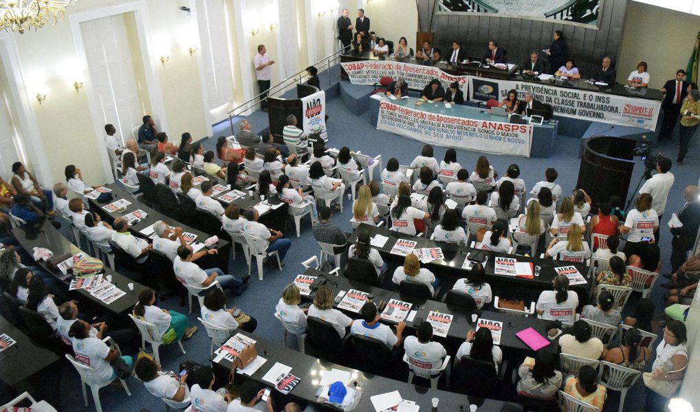 O líder do governo na Assembleia Legislativa, Ronaldo Medeiros (PMDB), ouviu e atendeu ao pedido de integrantes da Polícia Militar e do Corpo de Bombeiros para que as categorias sejam retiradas do plano de previdência complementar que tramita no Poder e trata das aposentadorias e pensões de todos os servidores do estado; expectativa agora é que o governador Renan Filho atenda à solicitação do seu líder (Foto: Voney Malta) O líder do governo na Assembleia Legislativa, Ronaldo Medeiros (PMDB), ouviu e atendeu ao pedido de integrantes da Polícia Militar e do Corpo de Bombeiros para que as categorias sejam retiradas do plano de previdência complementar que tramita no Poder e trata das aposentadorias e pensões de todos os servidores do estado; expectativa agora é que o governador Renan Filho atenda à solicitação do seu líder