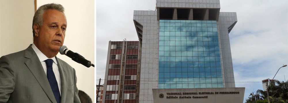Tribunal de Contas do Estado entregou ao Tribunal Regional Eleitoral de Pernambuco (TRE-PE) uma lista com o nome de cerca de 1,6 mil gestores públicos que tiveram suas prestações de contas consideradas irregulares pelo órgão de controle nos últimos cinco anos; "Estão na relação 1.598 prefeitos, vereadores, além de outros gestores municipais e estaduais que tiveram contas julgadas irregulares de forma insanável e irrecorrível pelo Tribunal de Contas", disse o presidente do TCE, Carlos Porto; uma das irregularidades mais frequentes são o não recolhimento das contribuições previdenciárias dos servidores e o não cumprimento dos limites constitucionais em gastos com educação e saúde, por exemplos (Foto: Paulo Emílio) Tribunal de Contas do Estado entregou ao Tribunal Regional Eleitoral de Pernambuco (TRE-PE) uma lista com o nome de cerca de 1,6 mil gestores públicos que tiveram suas prestações de contas consideradas irregulares pelo órgão de controle nos últimos cinco anos; "Estão na relação 1.598 prefeitos, vereadores, além de outros gestores municipais e estaduais que tiveram contas julgadas irregulares de forma insanável e irrecorrível pelo Tribunal de Contas", disse o presidente do TCE, Carlos Porto; uma das irregularidades mais frequentes são o não recolhimento das contribuições previdenciárias dos servidores e o não cumprimento dos limites constitucionais em gastos com educação e saúde, por exemplos