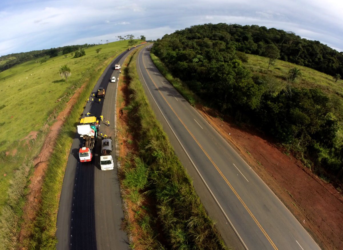 A retomada da construção de rodovias começou gradativamente; as obras de duplicação da GO-080, no trecho entre Nerópolis e BR-153, já possuem equipes e equipamentos que trabalham nas frentes de serviço de terraplanagem, construção de uma nova pista, na edificação de obras de arte, como ponte, bueiros e descidas d’água e posteriormente na restauração da pista existente (Foto: José Barbacena) A retomada da construção de rodovias começou gradativamente; as obras de duplicação da GO-080, no trecho entre Nerópolis e BR-153, já possuem equipes e equipamentos que trabalham nas frentes de serviço de terraplanagem, construção de uma nova pista, na edificação de obras de arte, como ponte, bueiros e descidas d’água e posteriormente na restauração da pista existente