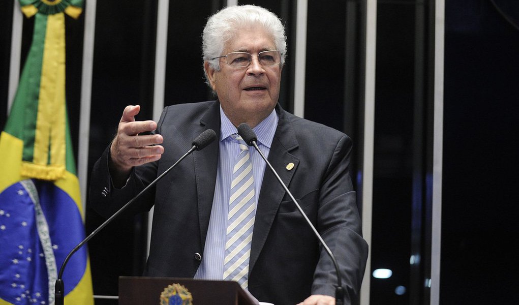 Apesar de crítico do impeachment da presidente Dilma Rousseff, o senador Roberto Requião (PMDB-PR) endossou o coro à PEC que propõe eleição presidencial para o mês de outubro; segundo o parlamentar, uma eleição antecipada "deixa de ser essa sucessão um negócio feito às escuras entre banqueiros e donos do capital financeiro, com a exclusão absoluta do povo brasileiro a respeito dos rumos do nosso País"; Requião propôs ainda que, depois de um ano de eleito, todo presidente seja submetido a um referendo, com aprovação de dois terços do Congresso ou dez milhões de assinaturas da sociedade; "Novamente seria votado a permanência ou não no governo. Se esse voto de desconfiança popular, através de um referendo, fosse não, teríamos nova eleição", acrescentou
(Foto: Leonardo Lucena) Apesar de crítico do impeachment da presidente Dilma Rousseff, o senador Roberto Requião (PMDB-PR) endossou o coro à PEC que propõe eleição presidencial para o mês de outubro; segundo o parlamentar, uma eleição antecipada "deixa de ser essa sucessão um negócio feito às escuras entre banqueiros e donos do capital financeiro, com a exclusão absoluta do povo brasileiro a respeito dos rumos do nosso País"; Requião propôs ainda que, depois de um ano de eleito, todo presidente seja submetido a um referendo, com aprovação de dois terços do Congresso ou dez milhões de assinaturas da sociedade; "Novamente seria votado a permanência ou não no governo. Se esse voto de desconfiança popular, através de um referendo, fosse não, teríamos nova eleição", acrescentou