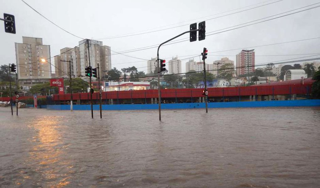 A capital paulista ficou sob estado de atenção para alagamentos entre 17h40 e 20h desta quarta-feira 9 por causa das fortes chuvas que atingiram a cidade. Por volta das 18h, houve queda de granizo na região de Itaquera, zona leste, mas intensidade do temporal começou a diminuir, segundo Centro de Gerenciamento de Emergência (CGE) da prefeitura de São Paulo (Foto: Gisele Federicce) A capital paulista ficou sob estado de atenção para alagamentos entre 17h40 e 20h desta quarta-feira 9 por causa das fortes chuvas que atingiram a cidade. Por volta das 18h, houve queda de granizo na região de Itaquera, zona leste, mas intensidade do temporal começou a diminuir, segundo Centro de Gerenciamento de Emergência (CGE) da prefeitura de São Paulo