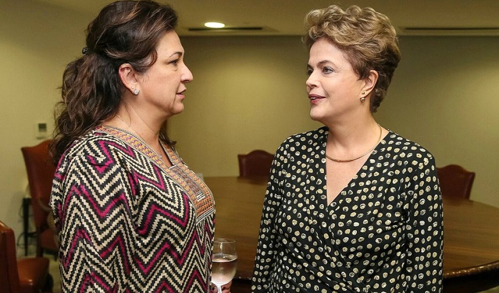 Ministra da Agricultura no governo Dilma Rousseff, Kátia Abreu promete continuar a defender Dilma, embora seu partido tenha chegado ao poder: "Não tenho nada contra o Michel, mas não concordo com isso que está acontecendo", afirma; "Acredito na defesa dela e vou falar até a garganta secar"; "Estou estudando muito, chamei até um professor de economia para tirar dúvidas. A opinião pública está dividida. Temos que lutar para virar o jogo", conta ela (Foto: Roberta Namour) Ministra da Agricultura no governo Dilma Rousseff, Kátia Abreu promete continuar a defender Dilma, embora seu partido tenha chegado ao poder: "Não tenho nada contra o Michel, mas não concordo com isso que está acontecendo", afirma; "Acredito na defesa dela e vou falar até a garganta secar"; "Estou estudando muito, chamei até um professor de economia para tirar dúvidas. A opinião pública está dividida. Temos que lutar para virar o jogo", conta ela