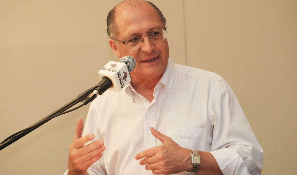 Governador de São Paulo, Geraldo Alckmin (PSDB), foi alvo de um protesto na manhã desta quarta-feira (20), em Jundiaí, interior do Estado, quando um grupo de manifestantes atirou uma saraivada de ovos contra o governador e sua comitiva; Alckmin não chegou a ser atingido pelos ovos lançados contra ele; apesar da motivação do protesto não ter sido informada, Alckmin vem sendo bastante criticado em função do escândalo da merenda e pelo fato dele, juntamente com o PSDB, estar apoiando o impeachment contra a presidente Dilma Rousseff (Foto: Paulo Emílio) Governador de São Paulo, Geraldo Alckmin (PSDB), foi alvo de um protesto na manhã desta quarta-feira (20), em Jundiaí, interior do Estado, quando um grupo de manifestantes atirou uma saraivada de ovos contra o governador e sua comitiva; Alckmin não chegou a ser atingido pelos ovos lançados contra ele; apesar da motivação do protesto não ter sido informada, Alckmin vem sendo bastante criticado em função do escândalo da merenda e pelo fato dele, juntamente com o PSDB, estar apoiando o impeachment contra a presidente Dilma Rousseff
