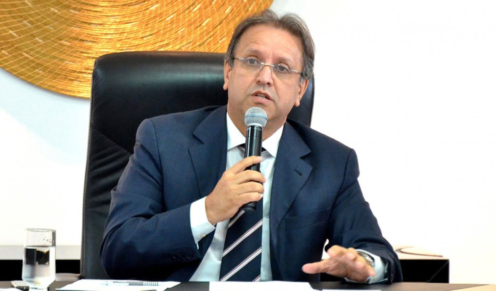 O governador Marcelo Miranda (PMDB) ainda não consegue afirmar se o estado irá conseguir pagar o décimo terceiro salário dos servidores públicos; até mesmo a entrada nos cofres públicos da verba extra dos recursos da repatriação, os valores deverão ser usados para quitação de dívidas (Foto: Voney Malta) O governador Marcelo Miranda (PMDB) ainda não consegue afirmar se o estado irá conseguir pagar o décimo terceiro salário dos servidores públicos; até mesmo a entrada nos cofres públicos da verba extra dos recursos da repatriação, os valores deverão ser usados para quitação de dívidas