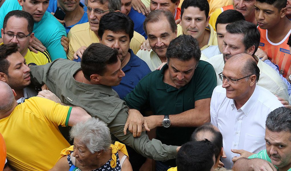 Senador Aécio Neves (MG) diz ter recebido críticas na manifestação de domingo com “absoluta naturalidade” e afirma que, sem a política, as ruas não terão a solução que desejam; segundo ele, “os brasileiros já não esperam nada deste governo e esperam muito da oposição” e afirma que o “impeachment é uma possibilidade que aparece com maior vigor e não pode ser descartada”; presidente nacional do PSDB, fala em um acerto de procedimentos com o PMDB para tirar Dilma Rousseff do poder, mas ressalta que não há acordo para interromper o processo que corre no Tribunal Superior Eleitoral também contra o vice Michel Temer (PMDB-SP) (Foto: Roberta Namour) Senador Aécio Neves (MG) diz ter recebido críticas na manifestação de domingo com “absoluta naturalidade” e afirma que, sem a política, as ruas não terão a solução que desejam; segundo ele, “os brasileiros já não esperam nada deste governo e esperam muito da oposição” e afirma que o “impeachment é uma possibilidade que aparece com maior vigor e não pode ser descartada”; presidente nacional do PSDB, fala em um acerto de procedimentos com o PMDB para tirar Dilma Rousseff do poder, mas ressalta que não há acordo para interromper o processo que corre no Tribunal Superior Eleitoral também contra o vice Michel Temer (PMDB-SP)
