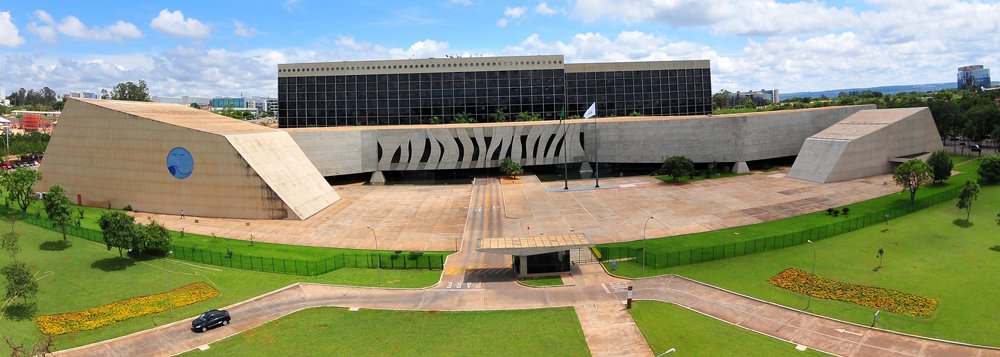 Nada menos que dez ministros possuem filhos ou cônjuges atuando como advogados em processos que tramitam no STJ; apesar do Código de Processo Civil vetar explicitamente a votação em processos de interesse de cônjuge e filhos, a legislação não coíbe a prática envolvendo advogados parentes de outros ministros do tribunal, o que abre possibilidade para tráfico de influência e troca de favores; "Tudo o que a sociedade reclama é que a condição de parente de julgador não implique privilégio de tratamento no tribunal em relação a outros advogados", diz o ministro corregedor da Justiça Federal, Og Fernandes (Foto: Paulo Emílio) Nada menos que dez ministros possuem filhos ou cônjuges atuando como advogados em processos que tramitam no STJ; apesar do Código de Processo Civil vetar explicitamente a votação em processos de interesse de cônjuge e filhos, a legislação não coíbe a prática envolvendo advogados parentes de outros ministros do tribunal, o que abre possibilidade para tráfico de influência e troca de favores; "Tudo o que a sociedade reclama é que a condição de parente de julgador não implique privilégio de tratamento no tribunal em relação a outros advogados", diz o ministro corregedor da Justiça Federal, Og Fernandes