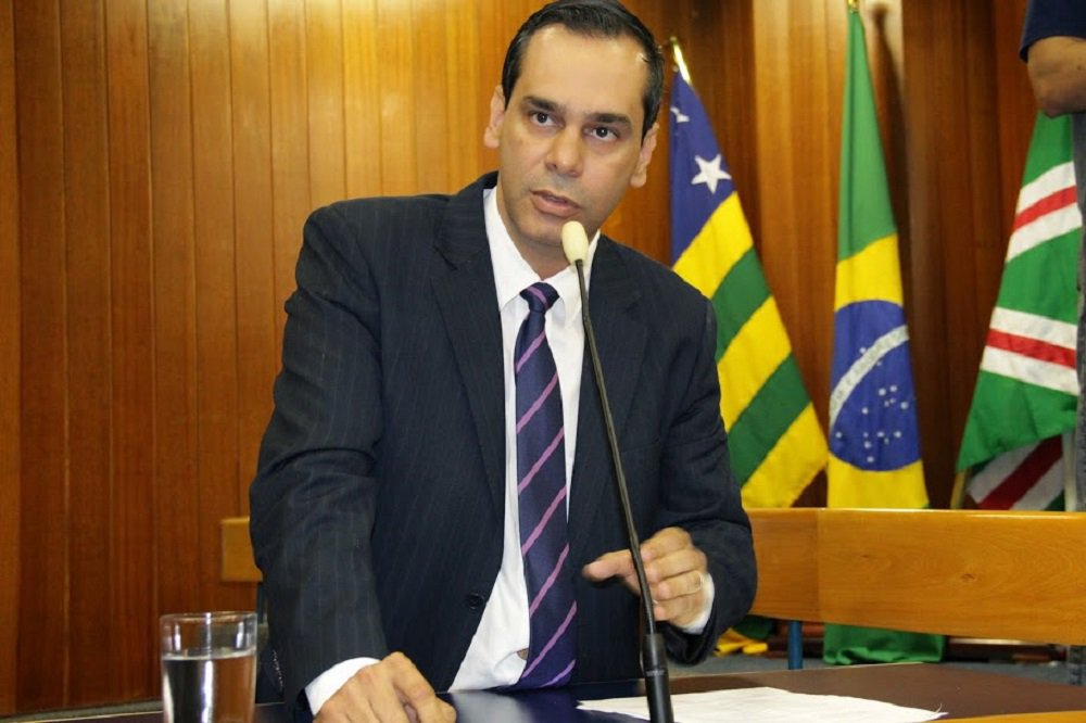 Vistoria será realizada depois do desabamento de uma laje numa obra do Macambira/Anicuns e da morte de um jovem que foi eletrocutado em quadra de esporte do Setor Faiçalville; no roteiro, segundo o vereador Welington Peixoto (PMDB), presidente da Comissão de Obras e Patrimônio, foram incluídas visitas a ciclovia da Rua 10, setor Universitário, corredor da T-7, Parque Macambira/Anicuns e Túnel da Avenida Araguaia; "Vamos ver se houve negligência da empresa contratada ou mesmo utilização de material de péssima qualidade ou falha técnica a Prefeitura terá que ser ressarcida dos prejuízos. A população que paga impostos não pode arcar com tais prejuízos", afirmou (Foto: Realle Palazzo-Martini) Vistoria será realizada depois do desabamento de uma laje numa obra do Macambira/Anicuns e da morte de um jovem que foi eletrocutado em quadra de esporte do Setor Faiçalville; no roteiro, segundo o vereador Welington Peixoto (PMDB), presidente da Comissão de Obras e Patrimônio, foram incluídas visitas a ciclovia da Rua 10, setor Universitário, corredor da T-7, Parque Macambira/Anicuns e Túnel da Avenida Araguaia; "Vamos ver se houve negligência da empresa contratada ou mesmo utilização de material de péssima qualidade ou falha técnica a Prefeitura terá que ser ressarcida dos prejuízos. A população que paga impostos não pode arcar com tais prejuízos", afirmou