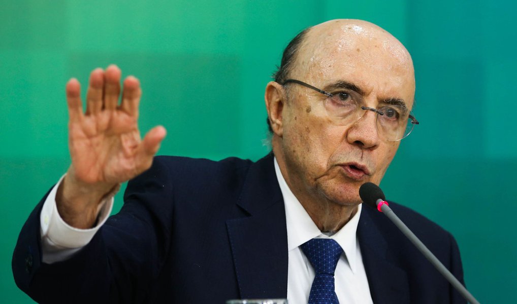 A equipe econômica aumentou para 1,2% a estimativa de crescimento da economia brasileira no próximo ano, anunciou o ministro da Fazenda, Henrique Meirelles; a previsão será incluída no projeto da Lei de Diretrizes Orçamentárias (LDO) de 2017, que tramita no Congresso Nacional; originalmente, a LDO previa crescimento de 1% do Produto Interno Bruto no próximo ano; caso a estimativa se confirme, o país voltará a crescer depois de dois anos seguidos de recessão
(Foto: Valter Lima) A equipe econômica aumentou para 1,2% a estimativa de crescimento da economia brasileira no próximo ano, anunciou o ministro da Fazenda, Henrique Meirelles; a previsão será incluída no projeto da Lei de Diretrizes Orçamentárias (LDO) de 2017, que tramita no Congresso Nacional; originalmente, a LDO previa crescimento de 1% do Produto Interno Bruto no próximo ano; caso a estimativa se confirme, o país voltará a crescer depois de dois anos seguidos de recessão