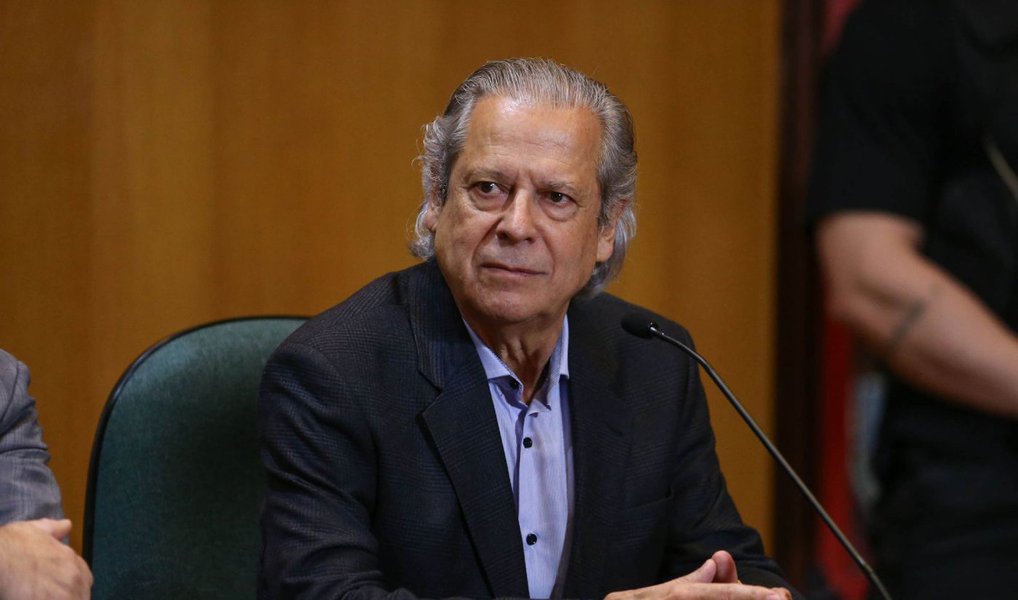 ministro do Superior Tribunal de Justiça (STJ) Marcelo Navarro Ribeiro Dantas negou, em decisão liminar, pedido de habeas corpus feito pela defesa do ex-ministro José Dirceu, que está preso desde agosto pela Polícia Federal na Operação Pixuleco, desdobramento da Lava Jato; mérito do habeas corpus ainda será analisado. A defesa de José Dirceu havia entrado com o pedido no STJ no início do mês (Foto: Aquiles Lins) ministro do Superior Tribunal de Justiça (STJ) Marcelo Navarro Ribeiro Dantas negou, em decisão liminar, pedido de habeas corpus feito pela defesa do ex-ministro José Dirceu, que está preso desde agosto pela Polícia Federal na Operação Pixuleco, desdobramento da Lava Jato; mérito do habeas corpus ainda será analisado. A defesa de José Dirceu havia entrado com o pedido no STJ no início do mês