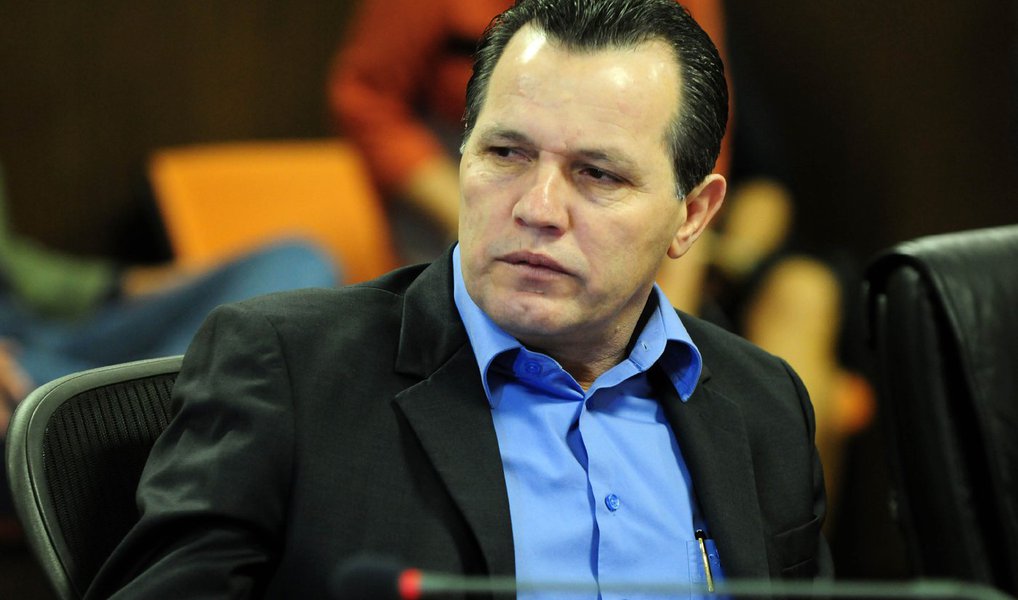 A Justiça de Mato Grosso decretou a prisão preventiva do ex-governador do estado Silval Barbosa (PMDB), acusado de participar de um esquema de cobrança de propina e lavagem de dinheiro entre os anos de 2013 e 2014; ele governou o Estado de abril de 2010 a dezembro de 2014; ele não compareceu a um depoimento que ocorre na Assembleia Legislativa do Mato Grosso e, por isso, está sendo considerado foragido; dois ex-secretários de Fazenda, Pedro Nadaf e Marcel Souza de Cursi, foram presos; a esposa do ex-governador foi presa há um mês (Foto: Valter Lima) www.brasil247.com - A Justiça de Mato Grosso decretou a prisão preventiva do ex-governador do estado Silval Barbosa (PMDB), acusado de participar de um esquema de cobrança de propina e lavagem de dinheiro entre os anos de 2013 e 2014; ele governou o Estado de abril de 2010 a dezembro de 2014; ele não compareceu a um depoimento que ocorre na Assembleia Legislativa do Mato Grosso e, por isso, está sendo considerado foragido; dois ex-secretários de Fazenda, Pedro Nadaf e Marcel Souza de Cursi, foram presos; a esposa do ex-governador foi presa há um mês