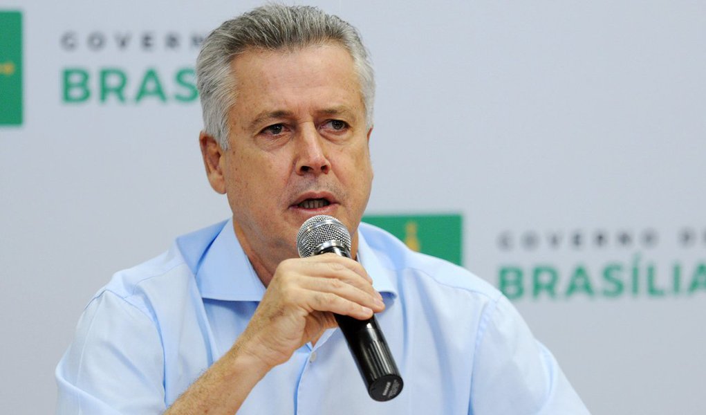 O governo do Distrito Federal (GDF) anunciou no Palácio do Buriti, a proposta de cronograma de pagamento dos reajustes aos servidores; o calendário para a retomada da concessão de aumentos começa em 1º de outubro de 2016 e atenderá 32 categorias profissionais; de acordo com o governador Rodrigo Rollemberg, o pagamento será feito sem retroativos; "Não implementamos os reajustes pela total impossibilidade de fazê-lo",disse; "Estamos abertos a negociações e a atender a demandas de todas as categorias, sobretudo em relação a temas que não terão impactos financeiros" (Foto: Leonardo Lucena) O governo do Distrito Federal (GDF) anunciou no Palácio do Buriti, a proposta de cronograma de pagamento dos reajustes aos servidores; o calendário para a retomada da concessão de aumentos começa em 1º de outubro de 2016 e atenderá 32 categorias profissionais; de acordo com o governador Rodrigo Rollemberg, o pagamento será feito sem retroativos; "Não implementamos os reajustes pela total impossibilidade de fazê-lo",disse; "Estamos abertos a negociações e a atender a demandas de todas as categorias, sobretudo em relação a temas que não terão impactos financeiros"