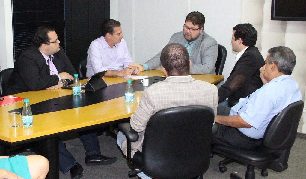 Pré-candidato declarou que o isolamento do prefeito de Goiânia é o motivo principal dos muitos e graves problemas vivenciados pela cidade em praticamente todas as áreas; o empresário participou de uma roda de conversa com diretores da Associação Comercial e Industrial de Goiás, onde ouviu um festival de críticas à falta de diálogo do petista com a sociedade; coordenador do encontro com os empresários, o presidente da Acieg, Euclides Siqueira, lembrou da “excelente gestão” do presidente do PSB Metropolitano à frente do município de Senador Canedo e disse que se Vanderlan conseguir desenvolver uma administração similar em Goiânia será “maravilhoso” para a população (Foto: Realle Palazzo-Martini) Pré-candidato declarou que o isolamento do prefeito de Goiânia é o motivo principal dos muitos e graves problemas vivenciados pela cidade em praticamente todas as áreas; o empresário participou de uma roda de conversa com diretores da Associação Comercial e Industrial de Goiás, onde ouviu um festival de críticas à falta de diálogo do petista com a sociedade; coordenador do encontro com os empresários, o presidente da Acieg, Euclides Siqueira, lembrou da “excelente gestão” do presidente do PSB Metropolitano à frente do município de Senador Canedo e disse que se Vanderlan conseguir desenvolver uma administração similar em Goiânia será “maravilhoso” para a população