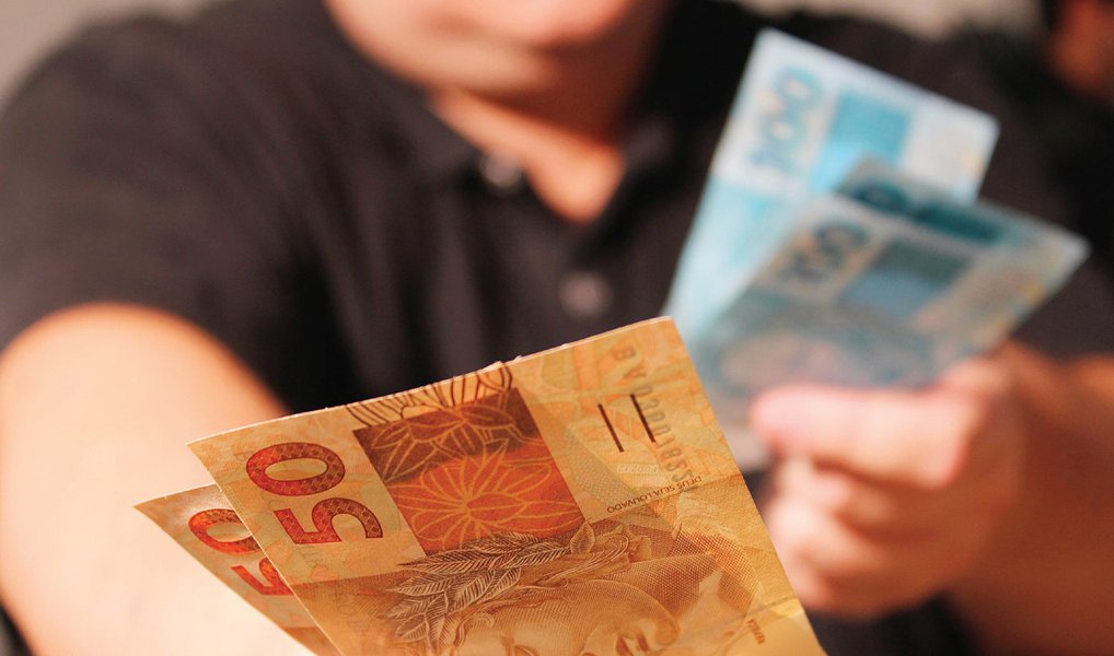 Os saques na poupança superaram os depósitos em R$ 42,606 bilhões no primeiro semestre deste ano; a retirada líquida (descontados depósitos) supera o resultado também negativo registrado no primeiro semestre de 2015, quando ficou em R$ 38,541 bilhões, informou nesta quarta-feira 6 o Banco Central; esse é o pior resultado para o primeiro semestre registrado na série histórica, iniciada em 1995 (Foto: Gisele Federicce) Os saques na poupança superaram os depósitos em R$ 42,606 bilhões no primeiro semestre deste ano; a retirada líquida (descontados depósitos) supera o resultado também negativo registrado no primeiro semestre de 2015, quando ficou em R$ 38,541 bilhões, informou nesta quarta-feira 6 o Banco Central; esse é o pior resultado para o primeiro semestre registrado na série histórica, iniciada em 1995