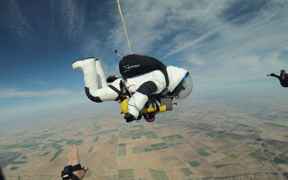 Em 21 de outubro de 2014, Alan Eustace, vice-presidente do Google, vestiu um traje espacial de 227 kg, feito sob medida, prendeu-se a um balão atmosférico e chegou a mais de 41 km de altitude, de onde saltou em direção ao solo, superando a velocidade do som e recordes anteriores de saltos a grandes altitudes. Ouça a história dele, sobre como e por quê. (Foto: Luis Pellegrini) Em 21 de outubro de 2014, Alan Eustace, vice-presidente do Google, vestiu um traje espacial de 227 kg, feito sob medida, prendeu-se a um balão atmosférico e chegou a mais de 41 km de altitude, de onde saltou em direção ao solo, superando a velocidade do som e recordes anteriores de saltos a grandes altitudes. Ouça a história dele, sobre como e por quê.