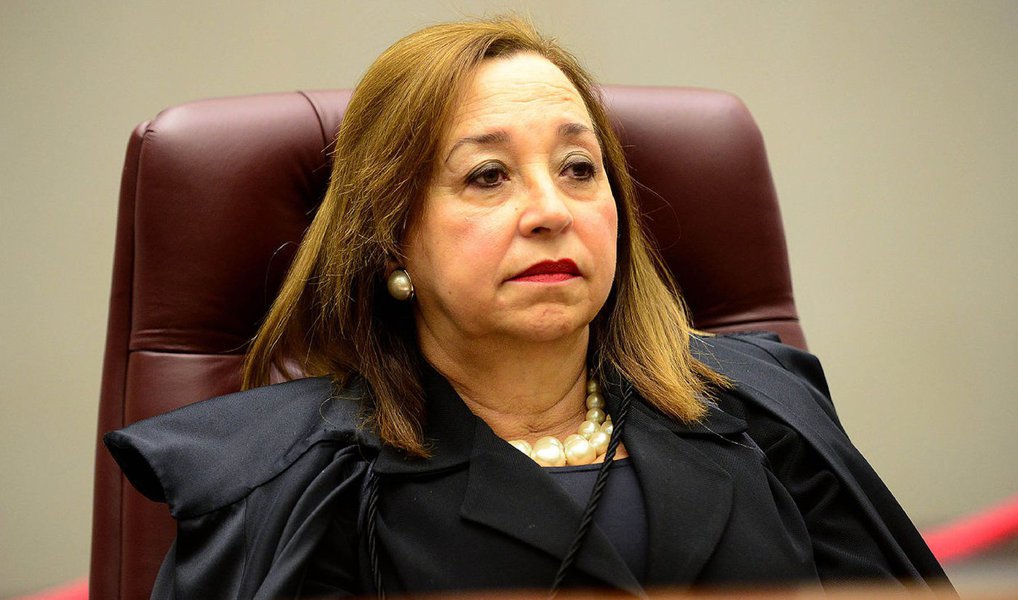 Ministra do Superior Tribunal de Justiça (STJ) Assusete Magalhães negou liminar impetrada pelo PPS contra o ministro da Justiça, Eugênio Aragão, que visava impedir possíveis alterações nos quadros da Polícia Federal por causa dos constantes vazamentos de informações ligadas às investigações da Operação Lava Jato; mandado de segurança foi protocolado pouco depois do ministro afirmar que promoveria alterações nos quadros da PF caso sentisse "cheiro de vazamento"; mérito do mandado de segurança, porém ainda será julgado pelos ministros da Corte. (Foto: Paulo Emílio) Ministra do Superior Tribunal de Justiça (STJ) Assusete Magalhães negou liminar impetrada pelo PPS contra o ministro da Justiça, Eugênio Aragão, que visava impedir possíveis alterações nos quadros da Polícia Federal por causa dos constantes vazamentos de informações ligadas às investigações da Operação Lava Jato; mandado de segurança foi protocolado pouco depois do ministro afirmar que promoveria alterações nos quadros da PF caso sentisse "cheiro de vazamento"; mérito do mandado de segurança, porém ainda será julgado pelos ministros da Corte.
