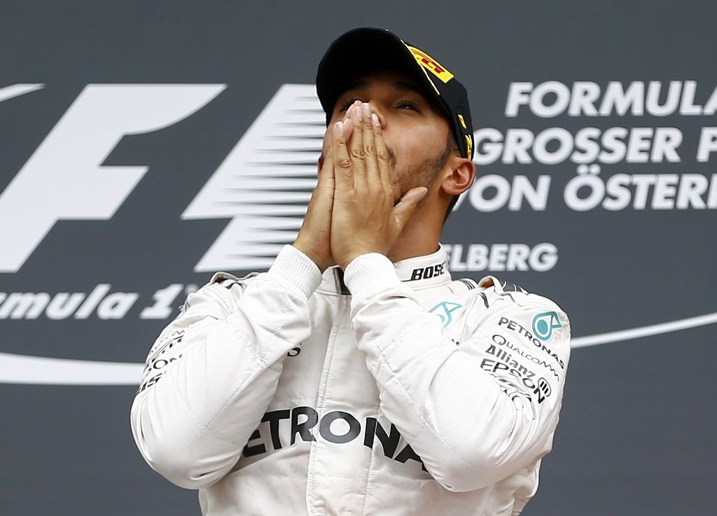 Lewis Hamilton foi vaiado no pódio após uma colisão na última volta com seu companheiro de equipe, Nico Rosberg, ter rendido ao tricampeão da Fórmula 1 uma dramática vitória pela primeira vez no Grande Prêmio da Áustria, neste domingo; líder do campeonato, Rosberg, que estava à frente e com Hamilton em sua cola, conseguiu conduzir seu carro danificado até a linha de chegada, ficando na quarta colocação; vantagem do alemão sobre o britânico no campeonato caiu para 11 pontos, com nove de 21 corridas disputadas (Foto: Romulo Faro) Lewis Hamilton foi vaiado no pódio após uma colisão na última volta com seu companheiro de equipe, Nico Rosberg, ter rendido ao tricampeão da Fórmula 1 uma dramática vitória pela primeira vez no Grande Prêmio da Áustria, neste domingo; líder do campeonato, Rosberg, que estava à frente e com Hamilton em sua cola, conseguiu conduzir seu carro danificado até a linha de chegada, ficando na quarta colocação; vantagem do alemão sobre o britânico no campeonato caiu para 11 pontos, com nove de 21 corridas disputadas