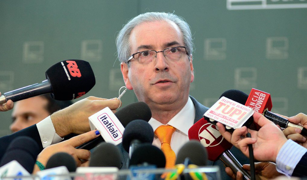 O presidente da Câmara, Eduardo Cunha (PMDB-RJ), rebateu mais uma vez nesta terça (20) a presidente Dilma Rousseff, e afirmou que “não sabia que a Petrobras não era do governo”; mais cedo, ao responder à outra crítica de Cunha, a presidente havia dito que seu governo não estava envolvido em corrupção; Dilma comentava declaração do presidente da Câmara em que ele disse lamentar "que seja com um governo brasileiro o maior escândalo de corrupção do mundo" (Foto: Valter Lima) O presidente da Câmara, Eduardo Cunha (PMDB-RJ), rebateu mais uma vez nesta terça (20) a presidente Dilma Rousseff, e afirmou que “não sabia que a Petrobras não era do governo”; mais cedo, ao responder à outra crítica de Cunha, a presidente havia dito que seu governo não estava envolvido em corrupção; Dilma comentava declaração do presidente da Câmara em que ele disse lamentar "que seja com um governo brasileiro o maior escândalo de corrupção do mundo"
